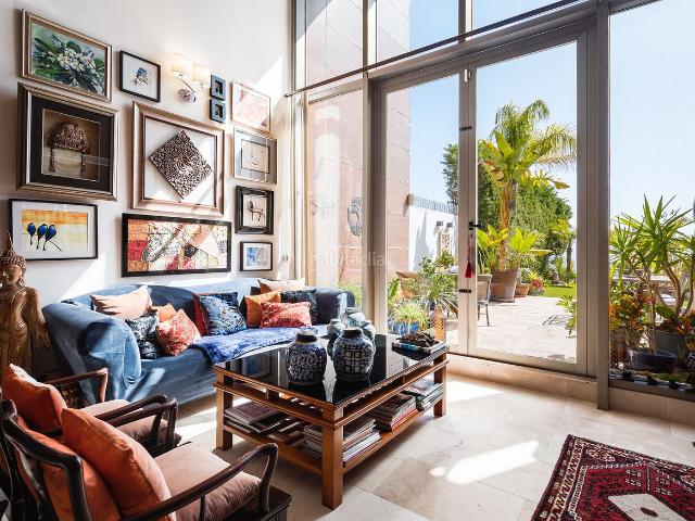 Casa adosada en venta en Benahavís, El Paraíso. Adosada contemporánea con vistas panorámicas en una urbanización cerrada en Benahavís. Casas adosadas.