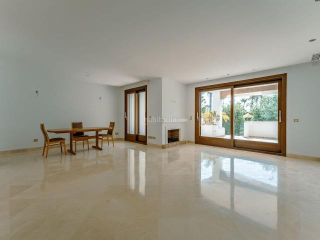 Casa adosada en venta en Benahavís, El Paraíso. Encantadora casa adosada en comunidad cerrada con vistas al mar. Casas adosadas.