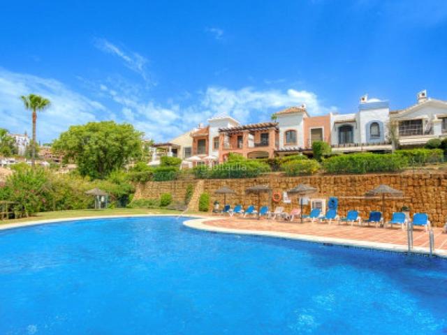 Casa adosada en venta en Benahavís, Los Arqueros Puerto del Almendro. Elegante Chalet Adosado de Esquina de 4 Dormitorios con Gran Potencial. Casas adosadas.