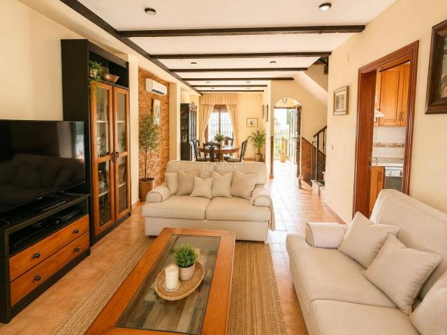 Casa adosada en venta en Benalmádena, Centro. Magnifico adosado con 4 dormitorios y vistas al mar con gran patio y garaje. Casas adosadas.
