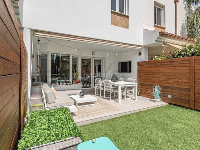 Casa adosada en venta en Benalmádena, La Capellanía El Higuerón. Adosado con jardín y piscina privada en El Higuerón, Benalmádena. Casas adosadas.