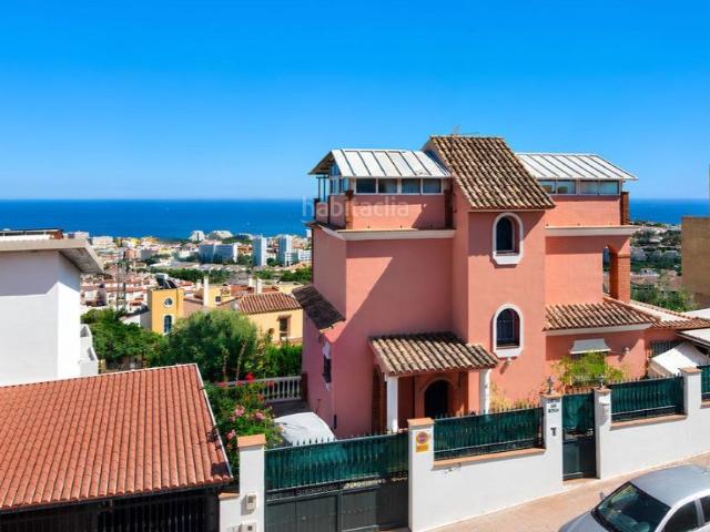 Casa adosada en venta en Benalmádena, Montealto Monterrey. Encantadora casa adosada de 4 dormitorios y 2 baños, ubicada en una tranquila urbanización con piscina y jardines comunitarios. Casas.