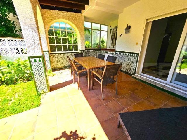 Casa adosada en venta en Benalmádena, Solymar. ESPECTACULAR CHALET ADOSADO A 300 METROS DE LA PLAYA Y PUERTO MARINA TU REFUGIO EN LA COSTA DEL SOL!. Casas adosadas.