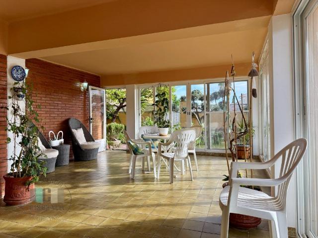Casa adosada en venta en Benicasim Benicàssim, Heliópolis. Villa pareada esquinera con parcela de 387 m en Benicàssim posibilidad de dos viviendas y piscina. Casas adosadas Benicasim.