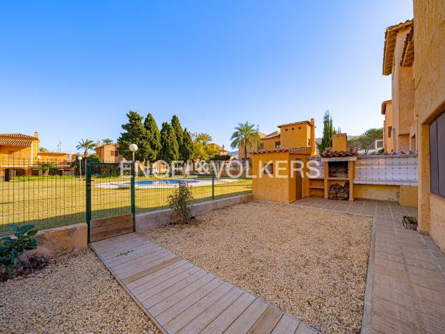 Casa adosada en venta en Benidorm, Sierra Helada. Acogedor chalet pareado en urbanización cerrada cerca de la playa. Casas adosadas.