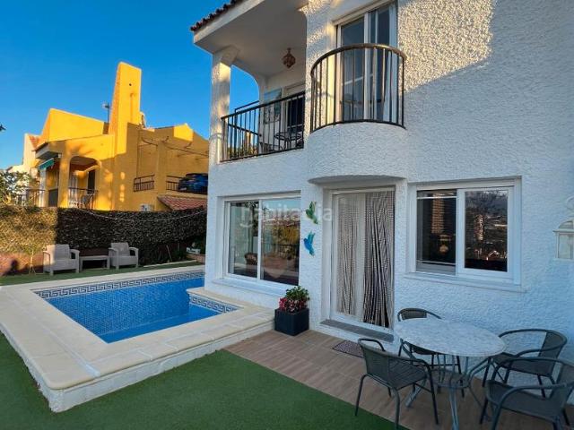 Casa adosada en venta en Benidorm, Sierra Helada. Casa chalet adosada con piscina propia en Benidorm. Casas adosadas.