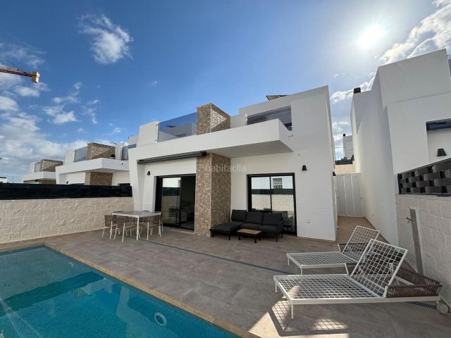 Casa adosada en venta en Benijófar. Fantástico chalet adosado en Benijófar. Casas adosadas.