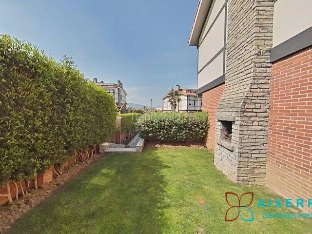 Casa adosada en venta en Berango. Berango, próximo a metro, fantástico adosado en esquina con amplio jardín y gran txoko en Berango. Casas adosadas.