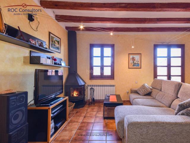 Casa adosada en venta en Berga. Casa con garaje, terraza y piso alquilado con rentabilidad en el centro de Berga. Casas adosadas.