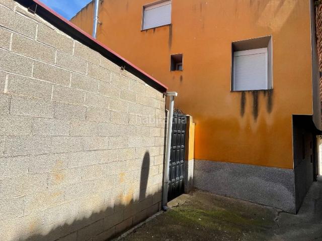 Casa adosada en venta en Bergasa. casa en venta totalmente reformada con patio y merendero. Casas adosadas.