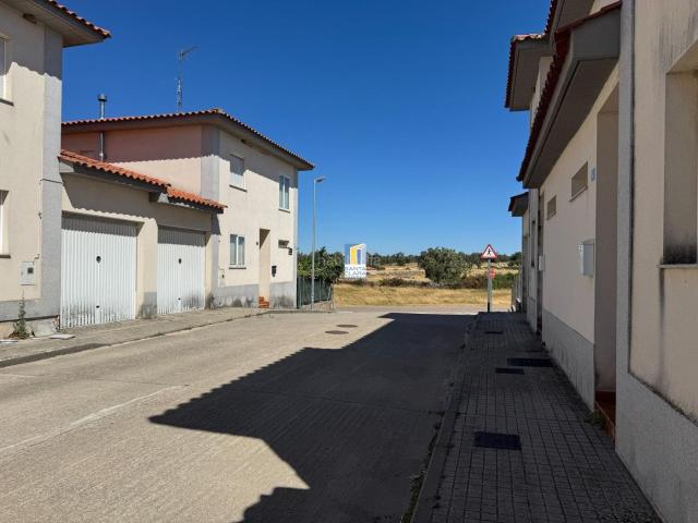 Casa adosada en venta en Bermillo de Sayago. CHALET ADOSADO VPO EN VENTA CON PATIO Y GARAJE EN BERMILLO DE SAYAGO ZAMORA. Casas adosadas Bermillo de.
