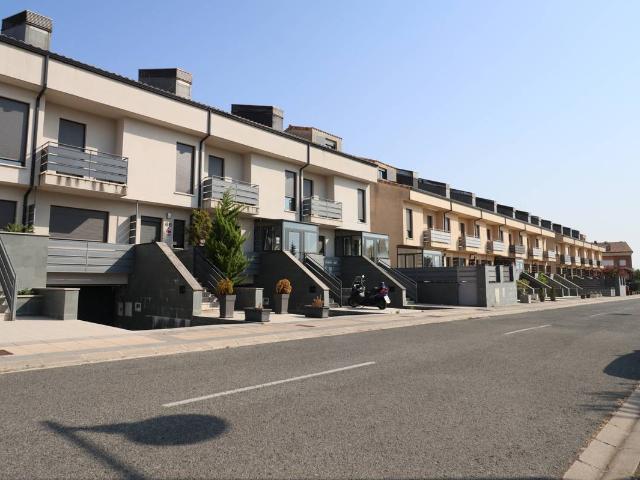 Casa adosada en Venta en Berrioplano Berriosuso