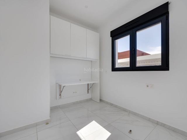 Casa adosada en venta en Bigastro. Casa semiadosada estilo moderno con terrazas y vistas despejadas. Casas adosadas.