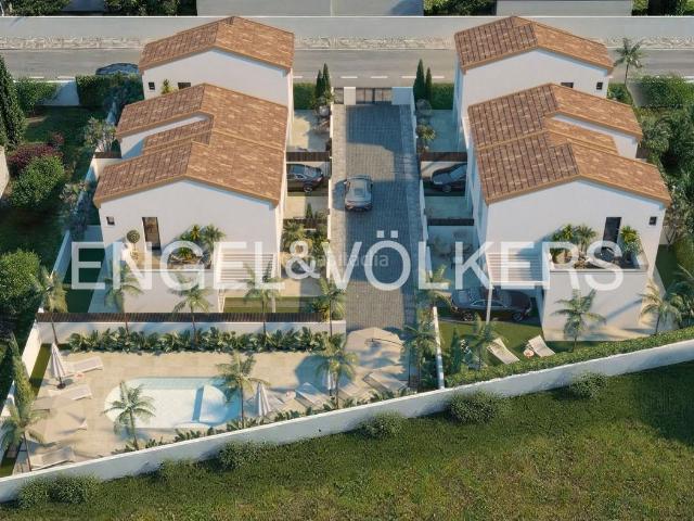 Casa adosada en venta en Bigastro. Adosado con piscina comunitaria y patio en Bigastro. Casas adosadas.