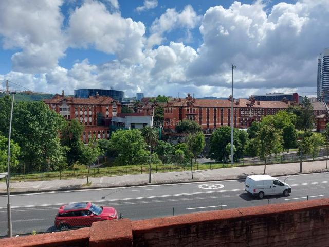 Casa adosada en venta en Bilbao, Basurtu. Casa Adosada De 4 Plantas En Basurto. Casas adosadas.