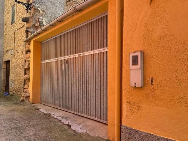 Casa adosada en venta en Blancafort, de 271 m² 5 habitaciones por 100.000