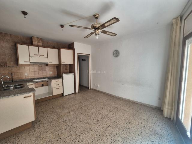Casa adosada en venta en Blanes, Centre Costa Brava. Casa de pueblo esquinera con terraza y mucha luz junto a la playa. Casas adosadas.