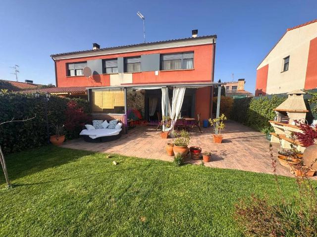 Casa adosada en Venta en Buniel