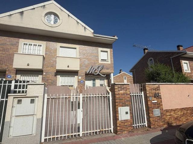 Casa adosada en Venta en Burguillos de Toledo