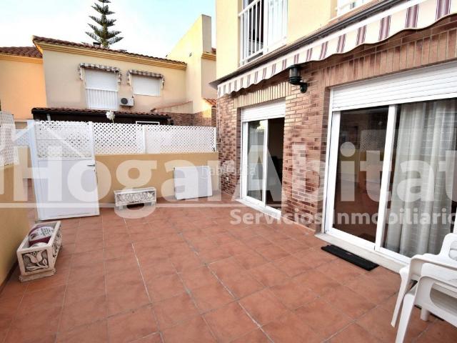 Casa adosada en venta en Burriana, Playa. ADOSADO SEMINUEVO CON PISCINA, 2 TERRAZAS Y AMPLIO GARAJE. Casas adosadas.