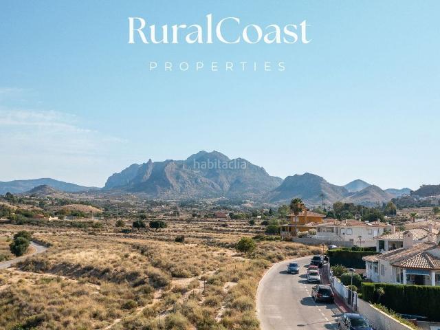 Casa adosada en venta en Busot. Casa pareada, 300m2 parcela, 2 plantas, principal 2 hab 2 baños y semi sótano 2 hab trastero, cocina, 1 baño, piscina. Casas adosadas.