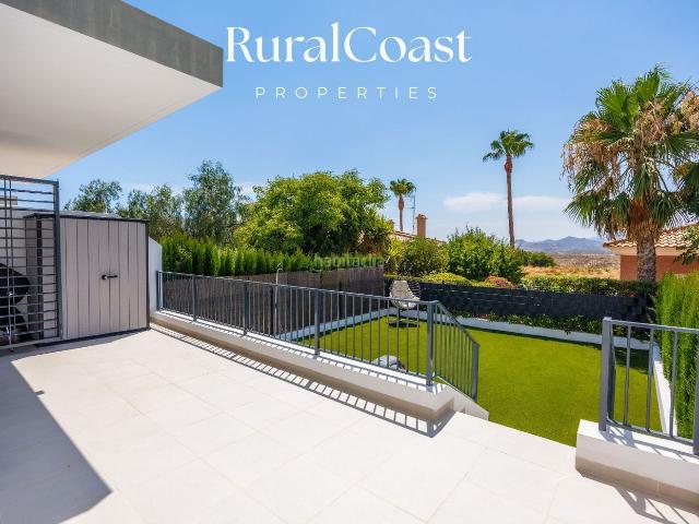 Casa adosada en venta en Busot. Chalet adosado moderno, 2 habitaciones, 2 baños, Aire Acondicionado, jardín, piscina comunitaria, vistas a la montaña. Casas adosadas.