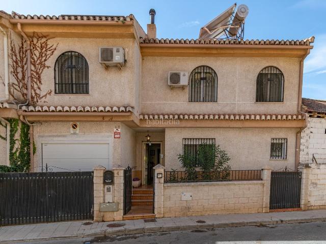 Casa adosada en venta en Gabias Las, Híjar. Casa 220m2 Placas Solares 4 Hab Garaje Las Gabias Ahorra en Luz. Casas adosadas Gabias.