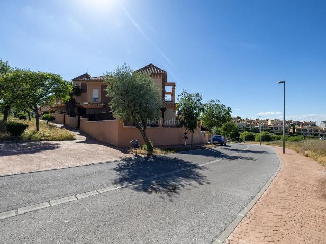Casa adosada en venta en Gabias Las, San Francisco El Chorrillo. Ponemos a la venta esta preciosa casa en Urbanización cerrada, con zonas ajardinadas y piscina comunitaria. Conta de 2 amplios dor.