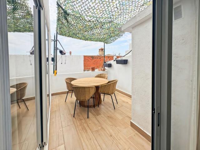 Casa adosada en venta en Garriguella. Casa de piedra situada en el pueblo de Garriguella Alt Empordà, totalmente renovada en 2023. La renovación ha conservado las bóved. Casas adosadas.