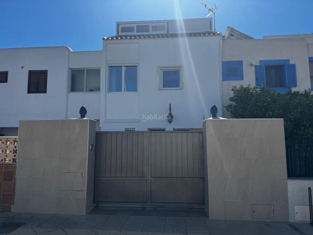 Casa adosada en venta en Garrucha, Las Marinas. Fantástico chalet adosado reformado con solárium y vistas al mar en Las Marinas de Vera. Casas adosadas.