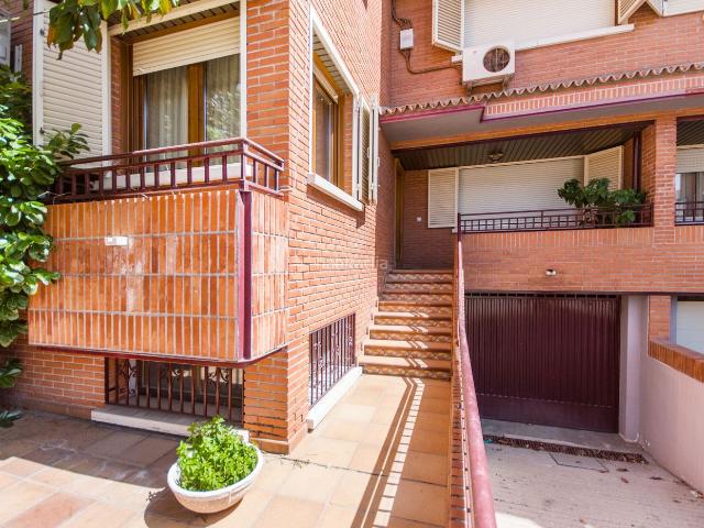 Casa adosada en venta en Getafe, Sector 3. BLACK HOUSE SERVICIOS INMOBILIARIOS PRESENTA EN EXCLUSIVA UNA RESIDENCIA ÚNICA EN EL SECTOR III DE GETAFE. Casas adosadas.