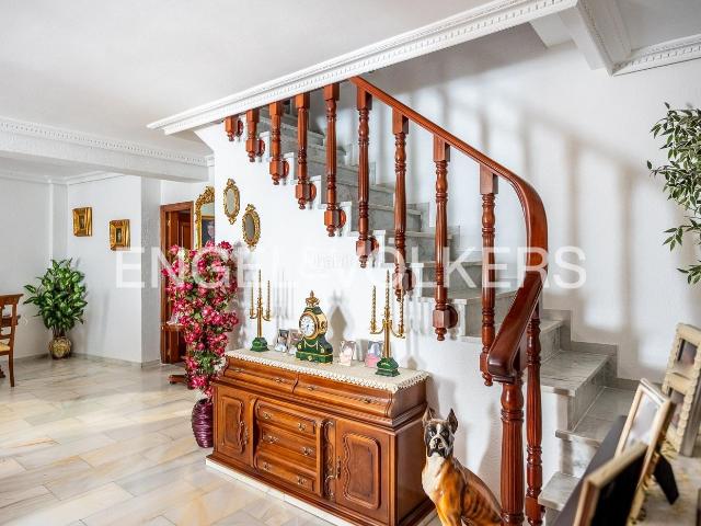 Casa adosada en venta en Gelves. OPORTUNIDAD INTERESANTE Luminoso dúplex con plaza de garaje, excelente precio y ubicación. Casas adosadas.