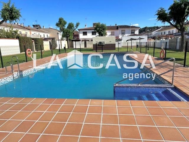 Casa adosada en venta en Gelves. Fantástico chalet adosado con piscina comunitaria y amplios espacios en Gelves. Casas adosadas.