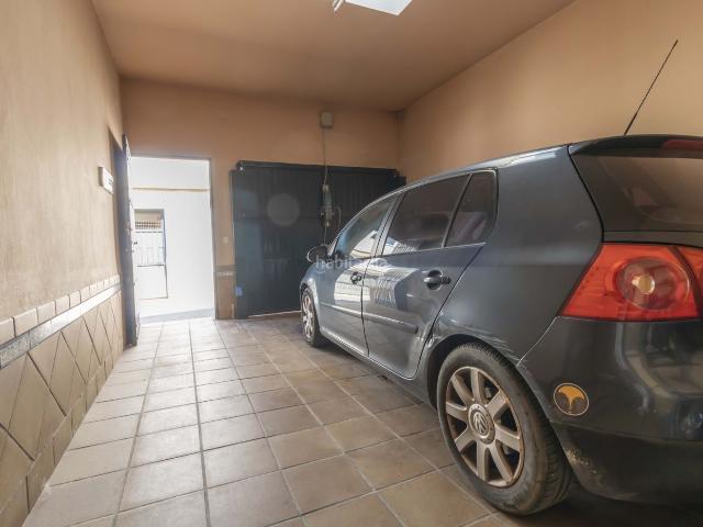 Casa adosada en venta en Gerena. CASA DE UNA SOLA PLANTA CON GARAJE Y PATIO A LA VENTA EN GERENA. Casas adosadas.