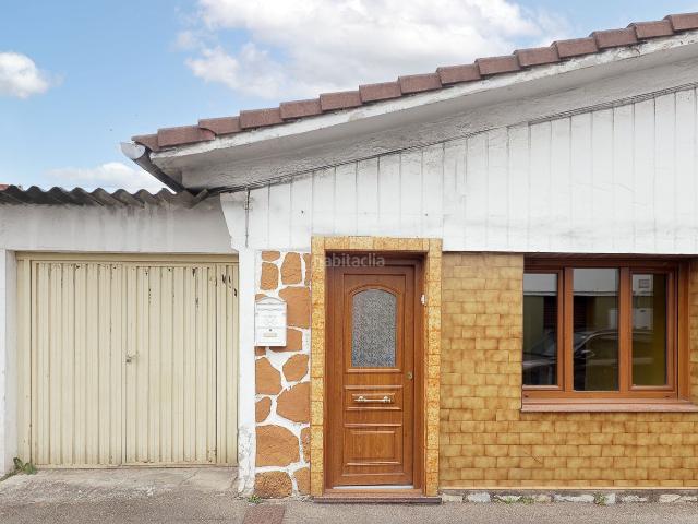 Casa adosada en venta en Gijón, Santa Bárbara. SANTA BÁRBARA, casa pareada, muy soleada, con terraza jardín de unos 180 metros cuadrados aproximadamente. Esta vivienda en venta. Casas adosadas.