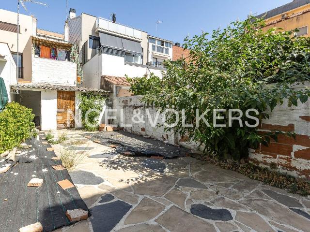 Casa adosada en venta en Granollers, Centre. Exclusiva casa de pueblo con alma y gran potencial de reforma. Casas adosadas.