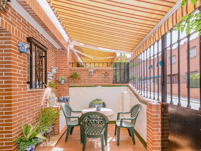 Casa adosada en venta en Granada, Joaquina Eguaras. Amplia casa familiar junto a la Estación de Autobuses 4 dormitorios, 3 baños y garaje doble. Casas adosadas.