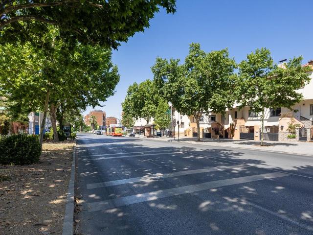 Casa adosada en venta en Granada, Joaquina Eguaras. Se vende casa unifamiliar ubicada en Gobernador Pedro de Temboury, avenida amplia cerca de la estación de autobuses. La vivienda s. Casas adosadas.
