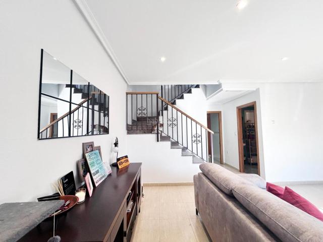 Casa adosada en venta en Granja de Rocamora. Luminoso Chalet Adosado en Granja de Rocamora con Terraza, Solárium y Piscina Comunitaria. Casas adosadas Granja de.