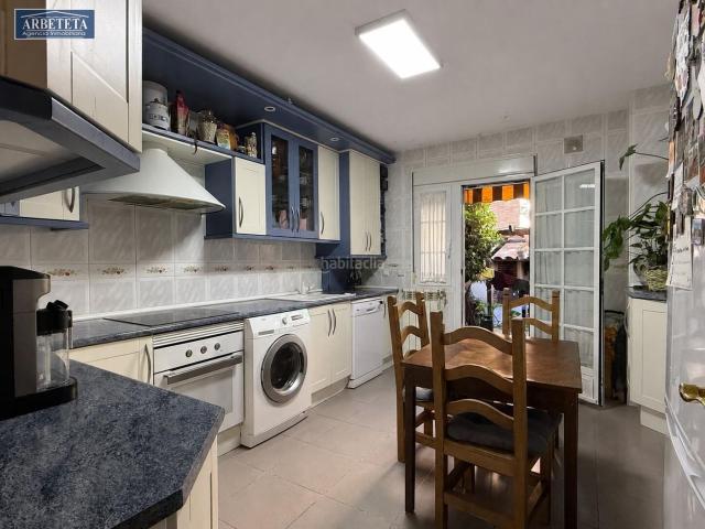 Casa adosada en venta en Guadalajara, Las Lomas Salinera La Muñeca. INMOBILIARIA ARBETETA VENDE CHALET ADOSADO CON ASCENSOR JUNTO A LA ROTONDA DE LAS PROVINCIAS, GUADALAJARA. Casas adosadas.