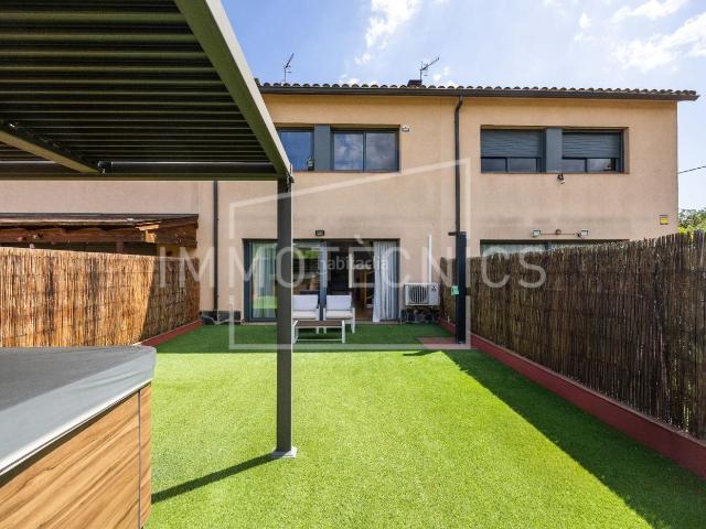Casa adosada en venta en Gualba. Amplio chalet adosada en Gualba de Baix con espectaculares vistas al Montseny. Casas adosadas.