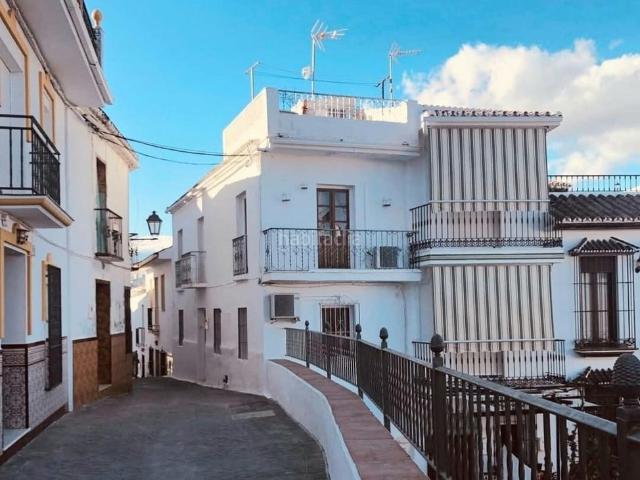 Casa adosada en venta en Guaro. Una casa reformada en el casco antiguo del pueblo. Casas adosadas.