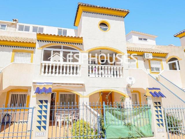 Casa adosada en venta en Guardamar del Segura, El Edén. Planta baja con amplia terraza y piscina comunitaria en Guardamar del Segura. Casas adosadas Guardamar del.