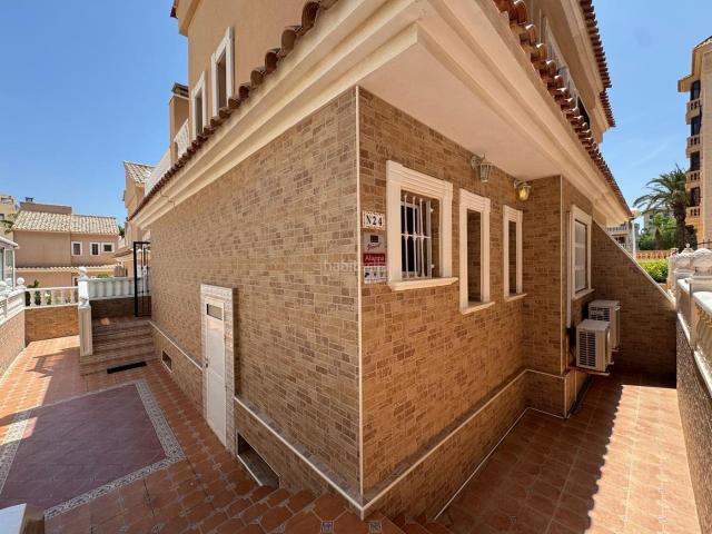 Casa adosada en venta en Guardamar del Segura, El Moncayo El Pòrtic. ADOSADO EN GUARDAMAR DEL SEGURA CON GARAJE A 400 METROS DE PLAYA. 3 DORM. 2 BAÑOS. SOTANO DE 60 M2. PISCINA COMUNITARIA. Casas.