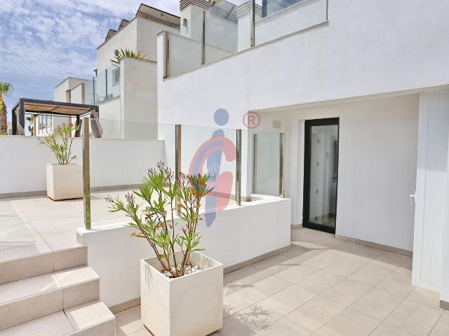 Casa adosada en venta en Guardamar del Segura, El Raso. Villa moderna en Guardamar del Segura con piscina privada, jardín y solárium. Casas adosadas Guardamar del.