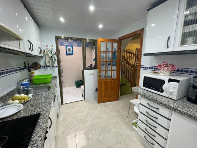 Casa adosada en venta en Guardamar del Segura, Las Viñas. Descubra esta fantásticanbspcasa adosada en Guardamar del Segura, una propiedad que reúne amplitud, comodidad y una ubicación exce. Casas.