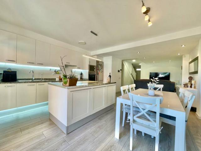 Casa adosada en Venta en Domeny