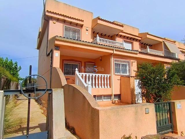 Casa adosada en venta en Daya Nueva. Espaciosa casa adosada de 2 dormitorios y 2,5 baños, con garaje privado, solario y vistas al campo, Daya Nueva! Situada en el enca. Casas adosadas Daya.