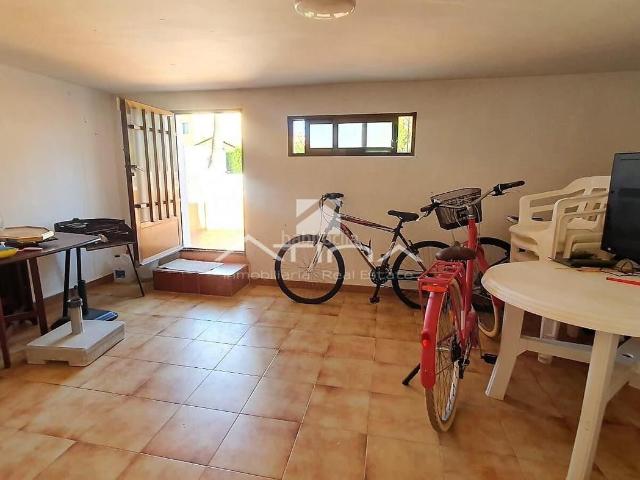 Casa adosada en venta en Daimús. Adosado situado entre el pueblo y la playa de Daimús a tan solo 700 metros del mar. Casas adosadas.