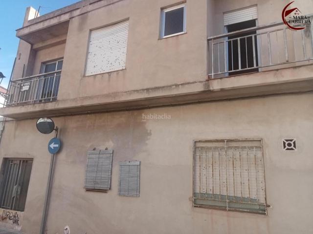 Casa adosada en venta en Daimús. Amplia casa para reformar en Daimus con 2 cocinas, comedor, 4 hab y muchas posibilidades. Casas adosadas.